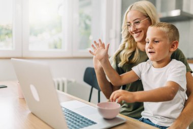 Genç anne ve oğlu bir video görüşmesi yapıyorlar..