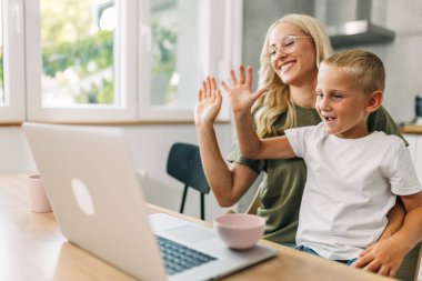 Mutlu çocuk, annesinin laptopla eve bir video görüşmesi yaptığını söyledi..