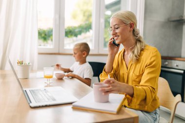 Güzel beyaz anne bir iş görüşmesi yapıyor..