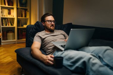 Yorgun adam gece vardiyasında çalışıyor..