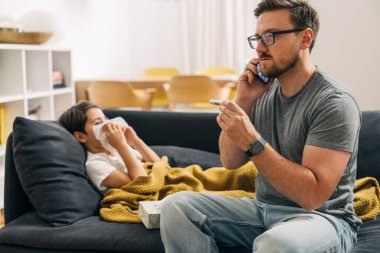 Oğlu hasta olduğu için babam doktor çağırıyor..