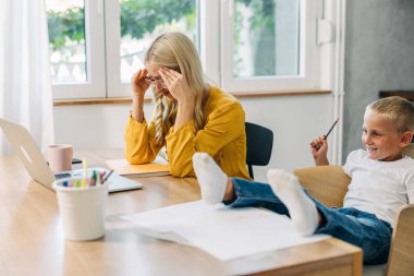 Annem işten dolayı stresli ve çalışırken küçük oğluna bakıyor..