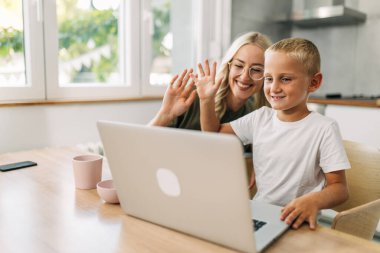 Mutlu bir ailenin dizüstü bilgisayarla görüntülü görüşmesi var..
