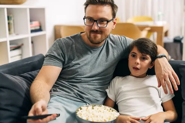 Baba ve oğul televizyonda film izliyorlar..