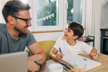 Baba oğul Tahran 'da vakit geçiriyorlar..