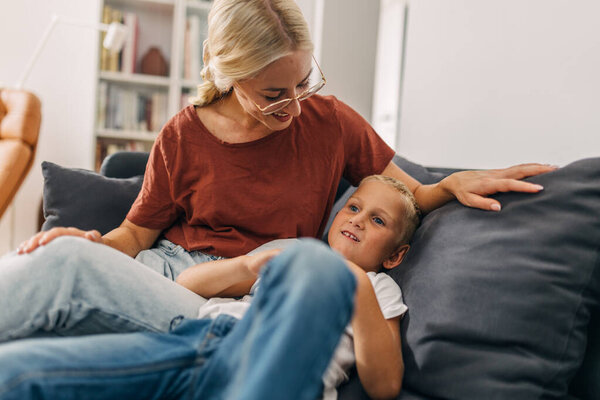 Мальчик разговаривает со своей матерью..