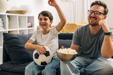 Babam ve yakında birlikte futbol maçı izleyeceğiz..