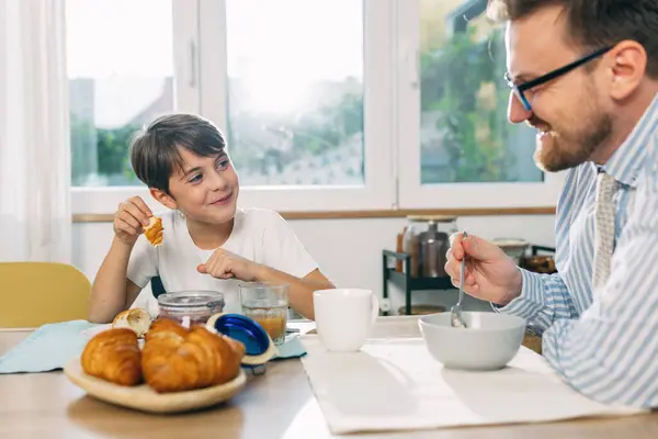 Far Och Son Äter Frukost Med Bakverk Bordet Stockbild