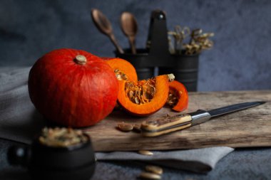 Pişirmeden önce küçük bir balkabağı masanın üzerinde yatar. Evde doğal ürünler pişirmek için reçeteler