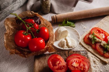 Mozzarella ve domatesli kek yapmak için gerekli malzemeler.