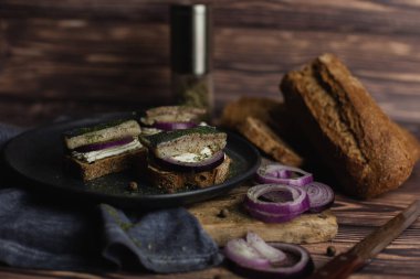 Ringalı kanepeler, taze soğan ve taze ekmek.