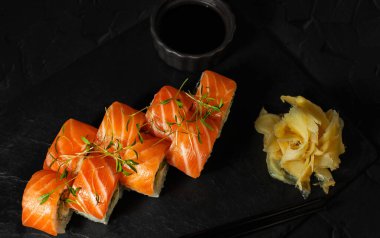 Yuvarlak Yuvarlak Yuvarlak 'ın üst görüntüsü, bir tabak somonlu, wasabi yakınlarında.