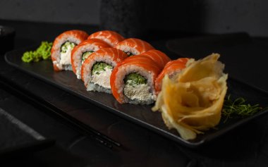 Japon yemeği. Somon, wasabi ve zencefilli rulo