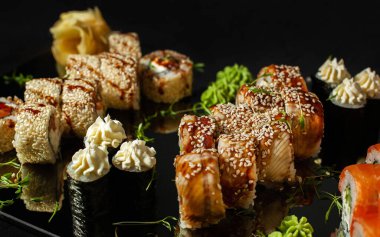 Birkaç rulo, yılan balığı ve susamlı suşi ve ton balıklı maki.