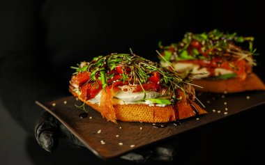 Et dilimli ve yeşil bruset.