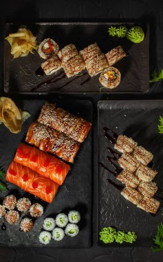 Üç tabak suşi rulosu, üst manzara.