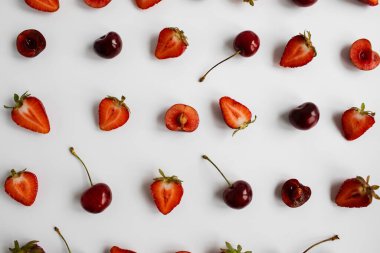 Yaratıcı meyve deseni, bütün ve doğranmış çilek ve kirazlarla