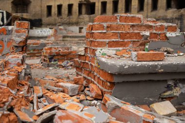 Yıkılmış evler, harabeler, her yerde tuğla parçaları var.