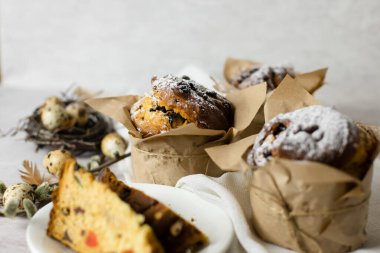 Pasta, Çiçekler ve Kırsal Ayrıntılarla Hafif ve Havalı Paskalya Kompozisyonu