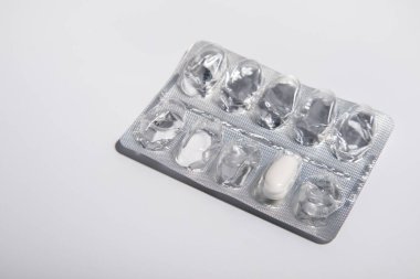 Neredeyse boş bir tabakla bir tablet. Hastalıkların, sıcaklığın ve acının tedavisi