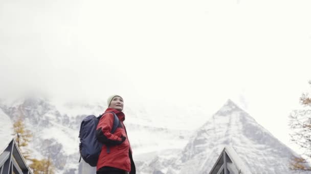 Asiático Mujer Excursionista Mochilero Pie Cima Nieve Montaña Girando Alrededor — Vídeo de stock