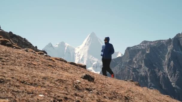 Asian Woman Female Hiker Climbing Mountain Yading National Park Daocheng — Stock Video