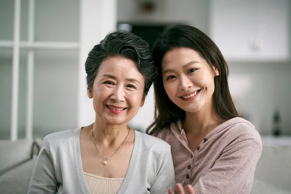 亚洲年长母亲和成年女儿的画像 看着卡米拉笑着 — 图库照片