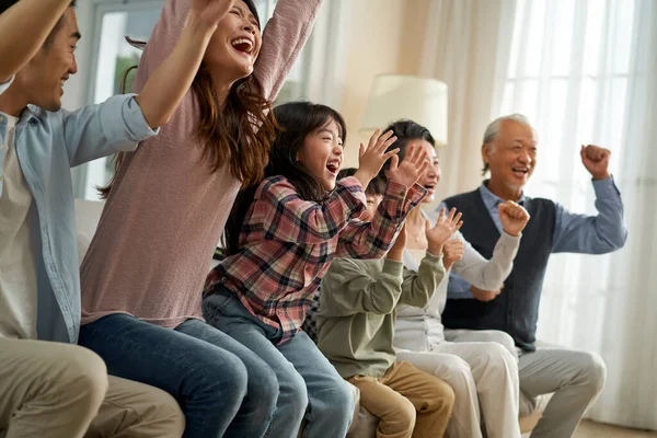 Tre Generazione Asiatico Famiglia Guardando Calcio Partita Teletrasporto Insieme Casa Immagine Stock
