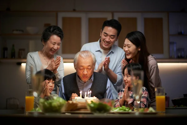 快乐的三代亚洲家庭在家里庆祝爷爷的生日 — 图库照片