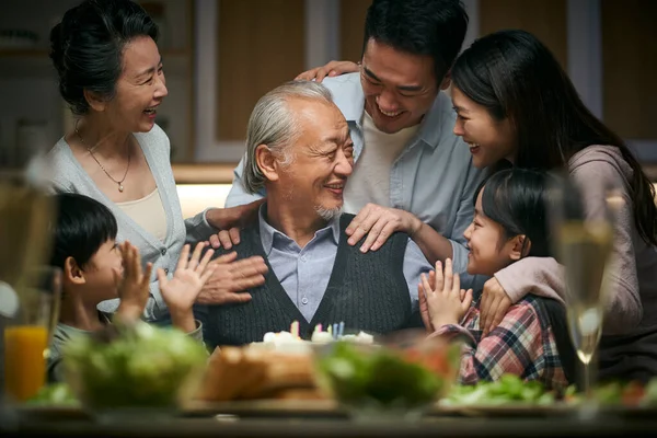 Ευτυχισμένη Ασιατική Οικογένεια Τριών Γενεών Γιορτάζει Γενέθλια Του Παππού Στο — Φωτογραφία Αρχείου