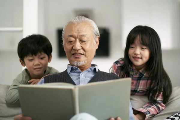 Старший Азиатский Дедушка Хорошо Проводит Время Двумя Внуками Дома — стоковое фото