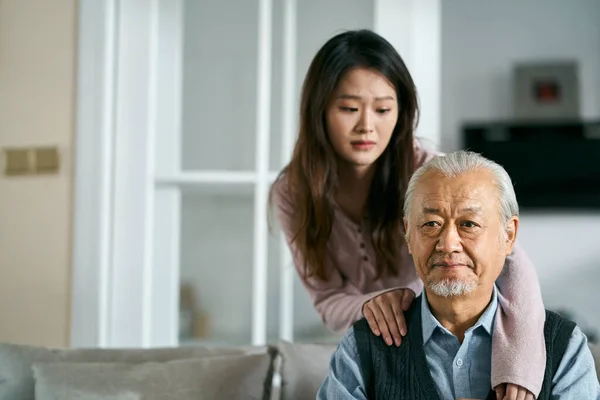 Грустный Старший Азиатский Отец Сидит Диване Гостиной Дому Утешается Взрослой — стоковое фото