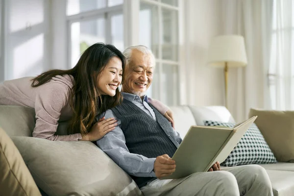 Asian Adult Daughter Senior Father Enjoying Conversation Good Time Home — Stock Photo, Image