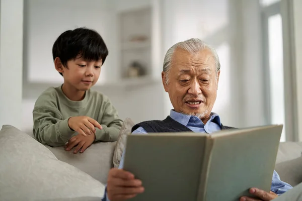 Старший Азиатский Дедушка Весело Проводит Время Внуком Дома — стоковое фото