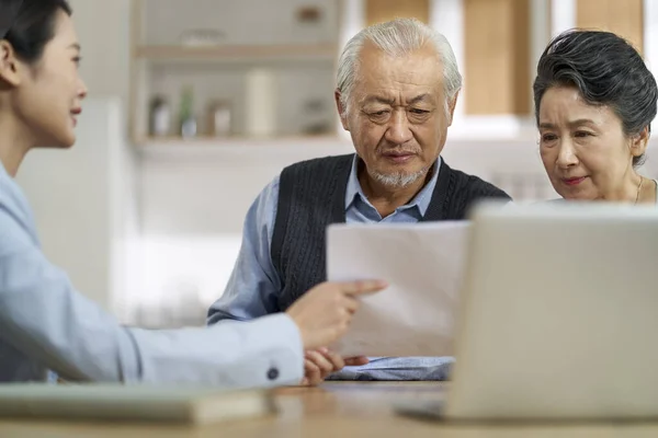 Senior Asian Couple Appears Confused Suspicious Sales Person Selling Financial — Fotografia de Stock