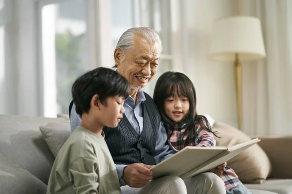 Asian Grandfather Having Good Time Telling Story Cute Grandson Granddaughter — Stock Photo, Image