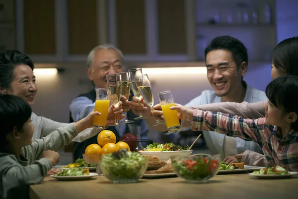 Três Geração Asiática Família Reunião Casa Celebrando Férias Ter Brinde — Fotografia de Stock