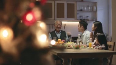 Üç nesildir Asyalı aile Noel 'i kutlamak için evde toplanıyor.