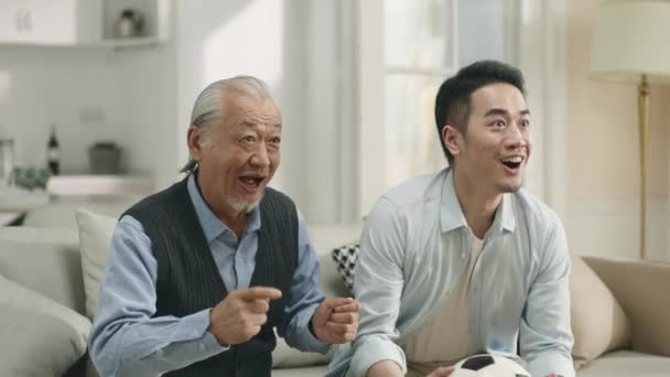 Asiatico Anziano Padre Adulto Figlio Guardando Live Broadcasting Calcio Gioco — Video Stock