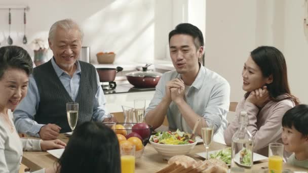 Three Generation Asian Family Sitting Dining Table Having Pleasant Conversation — Vídeo de Stock