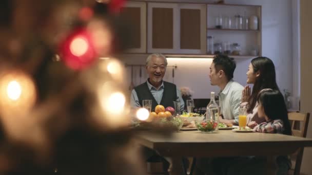 Trzypokoleniowe Azjatyckie Rodziny Zbierające Się Domu Świętując Święto Wznosząc Toast — Wideo stockowe