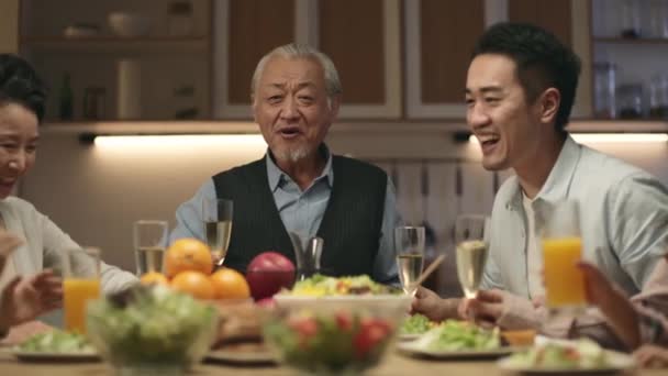 Três Geração Asiática Família Reunião Casa Celebrando Férias Ter Brinde — Vídeo de Stock