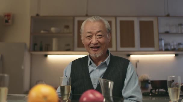 Старший Азиатский Человек Произносящий Тост Время Семейного Собрания Счастливый Улыбающийся — стоковое видео