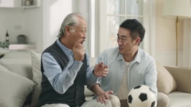 Asijské Starší Otec Dospělý Syn Sledování Živého Vysílání Fotbalového Utkání — Stock video