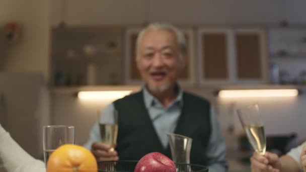 Senior Asiatisk Man Att Skål Familjen Samla Glada Och Leende — Stockvideo