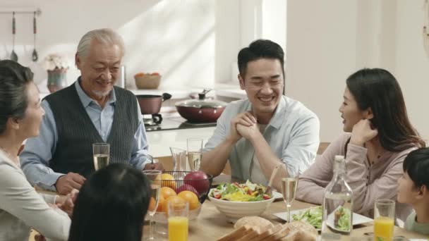 Three Generation Asian Family Sitting Dining Table Having Pleasant Conversation — Vídeo de Stock