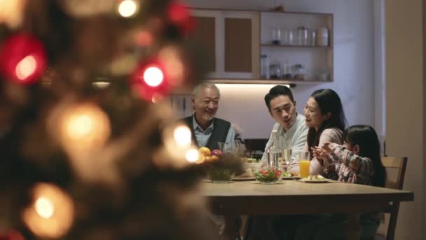 Drei Generationen Asiatisches Familientreffen Hause Das Heiligabend Feiertag Feiert — Stockvideo