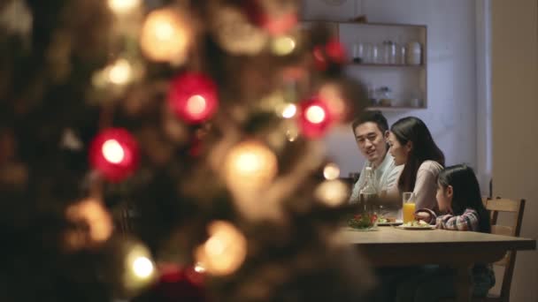 Ασιατική Οικογένεια Απολαμβάνοντας Δείπνο Στο Σπίτι Την Παραμονή Των Χριστουγέννων — Αρχείο Βίντεο
