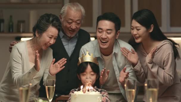 Familia Asiática Tres Generaciones Celebrando Cumpleaños Niña Casa — Vídeo de stock