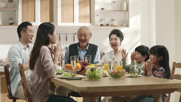 Ευτυχισμένη Οικογένεια Τριών Γενεών Ασιατική Λήψη Μια Selfie Ενώ Φαγητό — Αρχείο Βίντεο